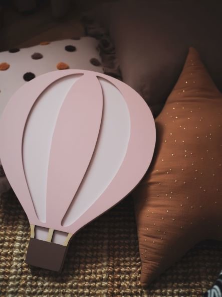 Levně Dřevěná lampa létající balón - růžový