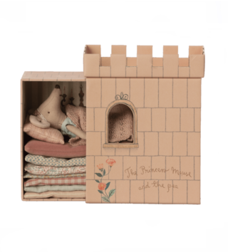 Maileg hračky /  Big myška princezna na hrášku Maileg s hradem - meruňkově růžový 
