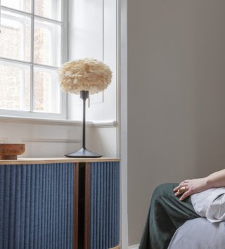 Lampy, osvětlení /  dizajnove-tienidlo-z-peria-eos-oe-35-nude-umage-lovel-10(1).jpg 