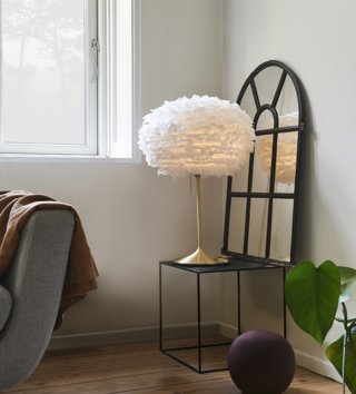 Lampy, osvětlení /  dizajnove-tienidlo-z-peria-eos-oe-45-biele-umage-lovel-10(1).jpg 