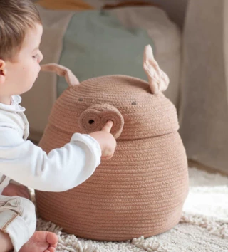 Koše na hračky, úložné boxy /  kosik-prasiatko-peggy-lovel-02.webp 