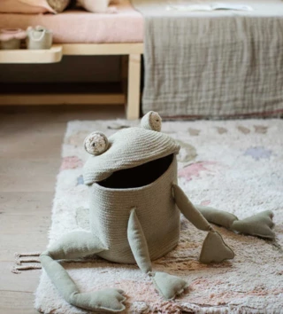 Koše na hračky, úložné boxy /  kosik-zaba-fred-lovel-02.webp 