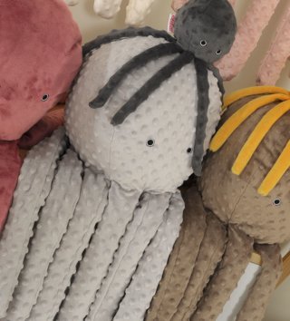 Plyšové hračky /  roztomila-plysova-chobotnica-s-hrkalkou-31cm-antracitova-lovel-02.jpg 