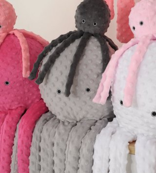 Plyšové hračky /  roztomila-plysova-chobotnica-s-hrkalkou-31cm-antracitova-lovel-03.jpg 