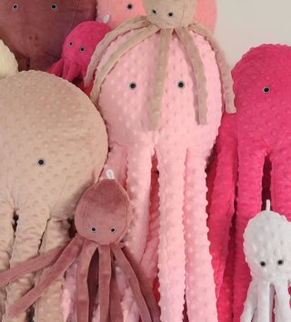 Plyšové hračky /  roztomila-plysova-chobotnica-s-hrkalkou-31cm-biela-lovel-02.jpg 