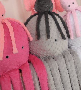 Plyšové hračky /  roztomila-plysova-chobotnica-s-hrkalkou-31cm-koralova-lovel-02.jpg 