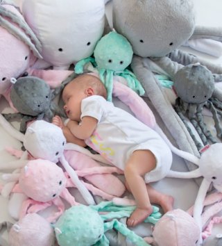 Plyšové hračky /  roztomila-plysova-chobotnica-s-hrkalkou-31cm-seda-1-lovel-02.jpg 