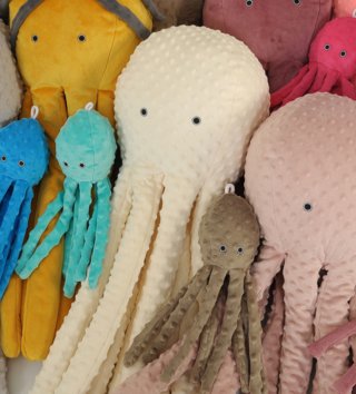 Plyšové hračky /  roztomila-plysova-chobotnica-s-hrkalkou-75cm-kremovy-lovel-02.jpg 