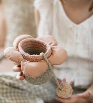 Hračky do ruky /  zabavna-hracka-kvietok-lovel-02.webp 