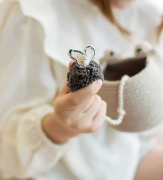 Hračky do ruky /  zabavna-hracka-zabka-lovel-04.webp 